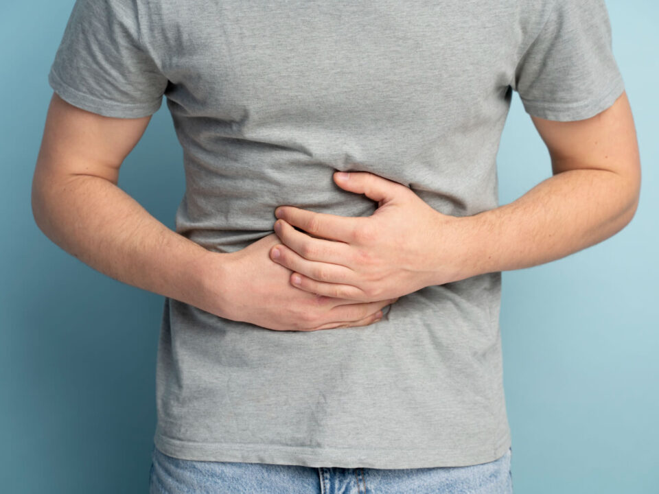 A crohn betegség tünetei közé tartozik a hasi fájdalom, a vékonybél gyulladás.