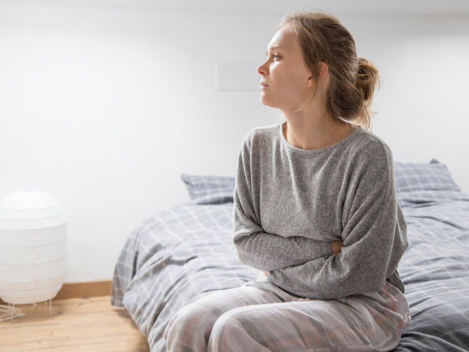 PCOS tüneteitől szenvedő nő