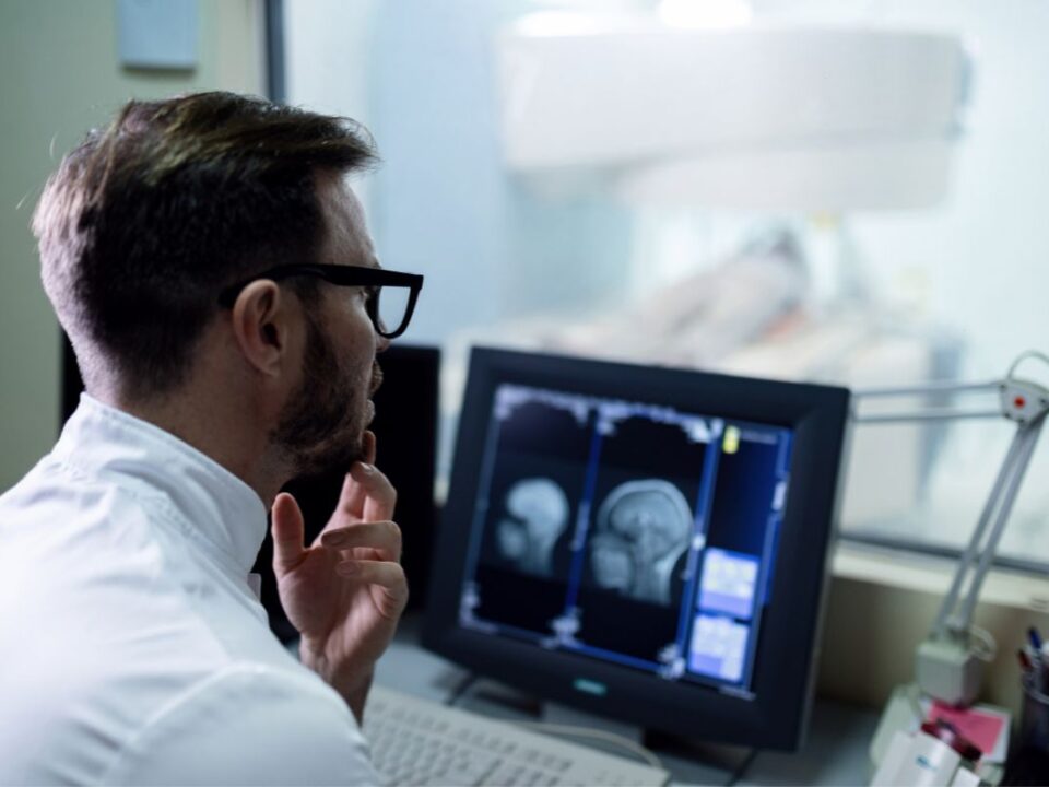 Az MR vizsgálat eredményét radiológus szakorvos elemzi