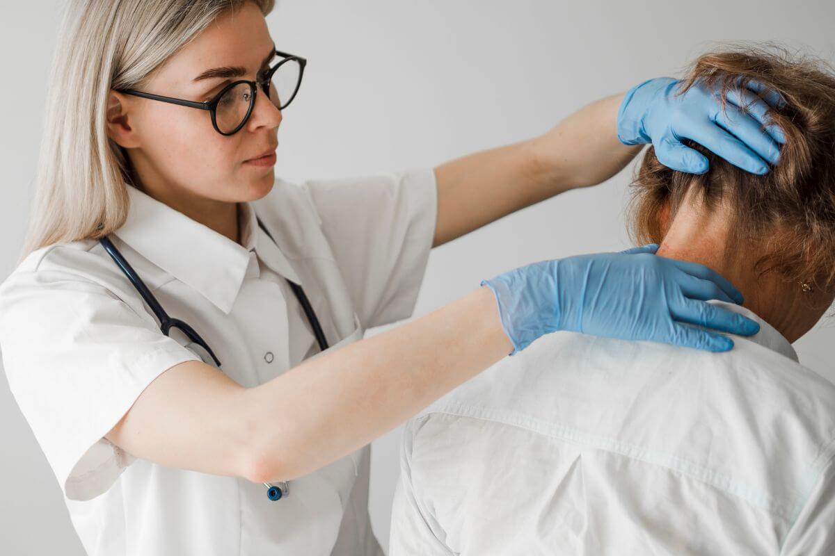 Orvos vizsgálja a beteg bőrét atópiás dermatitisz miatt