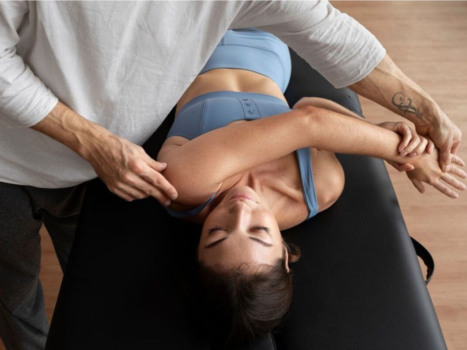 A manuálterápia kézzel végzett technikák segítségével kezeli a mozgásszervi panaszokat