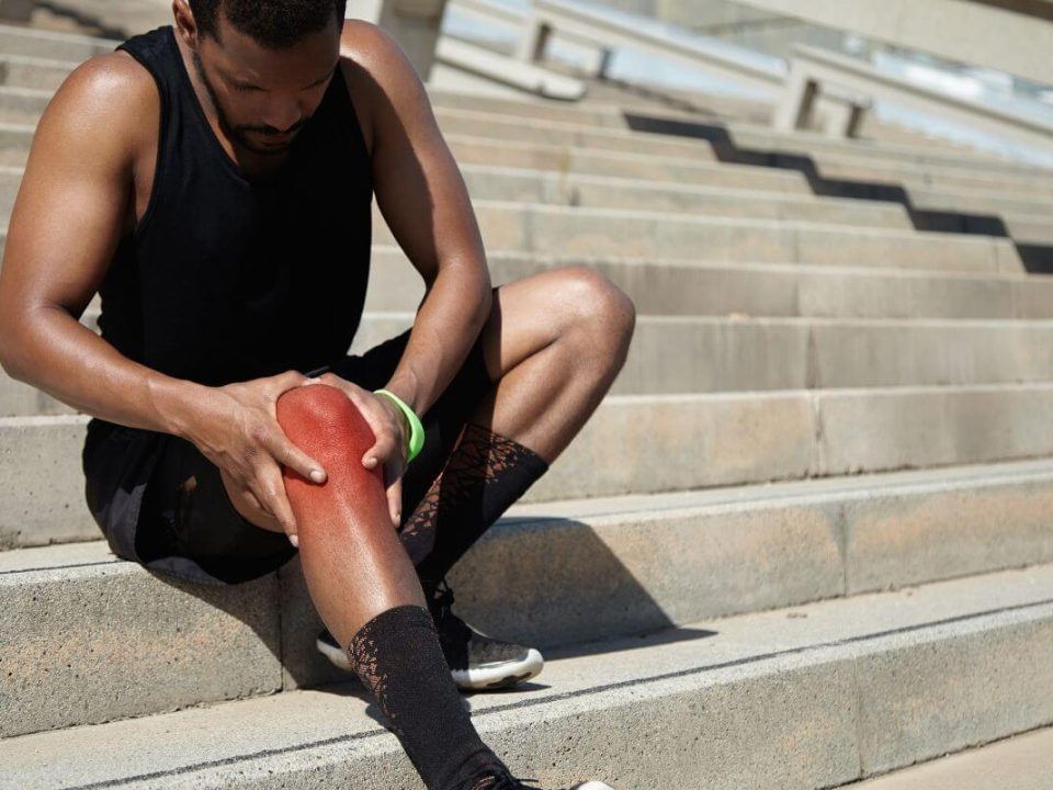 A térdfájdalom az egyik leggyakoribb mozgásszervi panasz, amely különösen lépcsőzés vagy emelkedőn való közlekedés során válhat zavaróvá