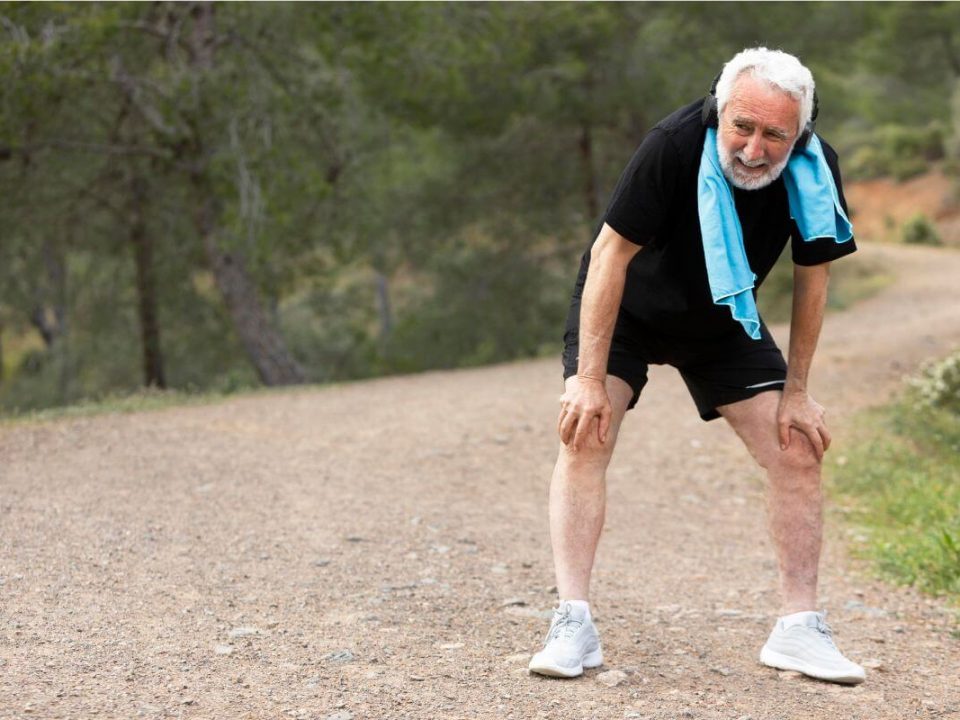 A térdfájdalom sokak számára okoz mindennapos nehézséget, legyen szó mozgáskorlátozottságról, fizikai terhelésre jelentkező fájdalomról vagy teljes mozgásképtelenségről