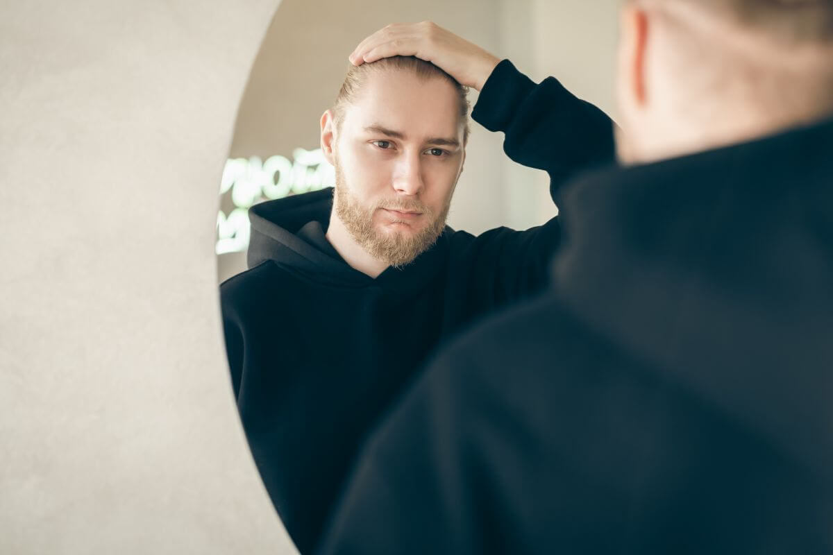 diffuz-hajritkulas-vs-androgen-alopecia Kép alttext: A két leggyakoribb hajritkulási állapot a diffúz hajritkulás és az androgén alopecia, amelyek hasonló tünetekkel járhatnak, ám okaik és kezelési lehetőségeik eltérnek.