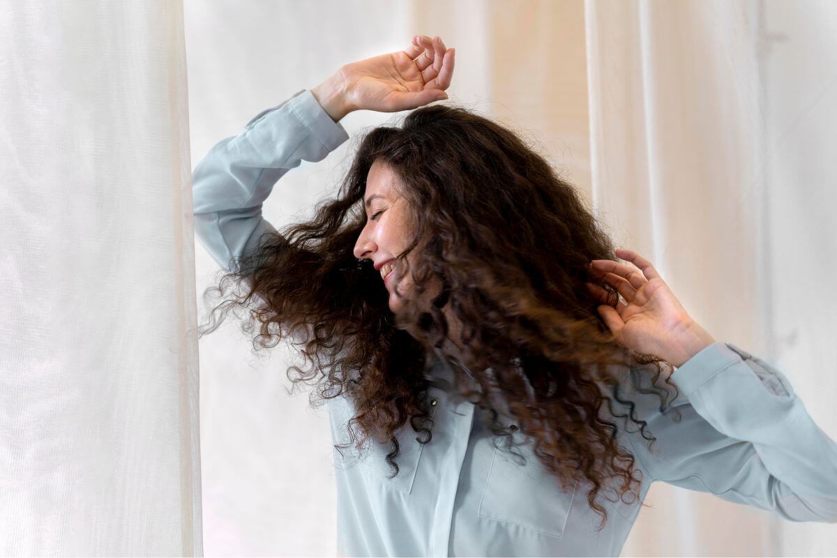 A hajhullás és a hajritkulás világszerte emberek millióit érinti, akik gyakran keresik a választ arra, miért nem nő vissza dúsabban a hajuk még samponok, vitaminok vagy házi praktikák kipróbálása után sem.