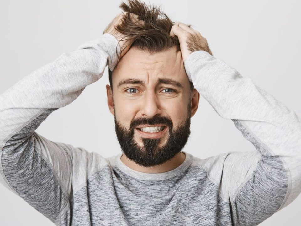 Amikor a fejbőr irritált, viszket vagy érzékeny, nemcsak kellemetlen tüneteket okoz, hanem a hajhagymák működését is kedvezőtlenül befolyásolja