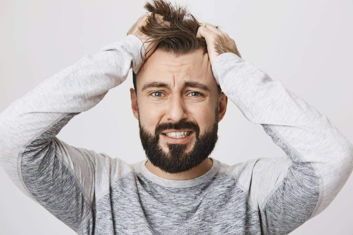 Amikor a fejbőr irritált, viszket vagy érzékeny, nemcsak kellemetlen tüneteket okoz, hanem a hajhagymák működését is kedvezőtlenül befolyásolja