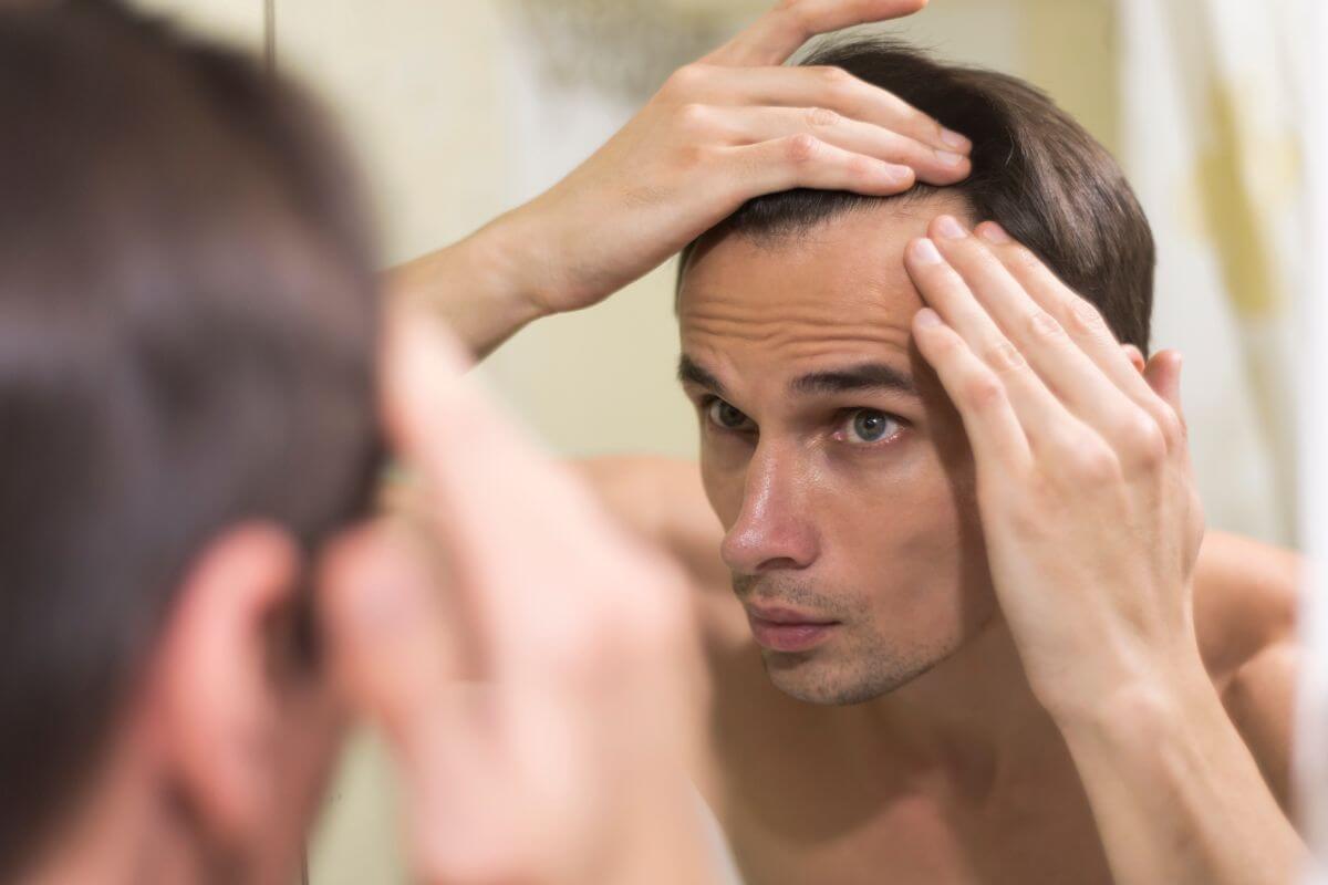 A férfi hajritkulás világszerte az egyik leggyakoribb esztétikai és egészségügyi panasz