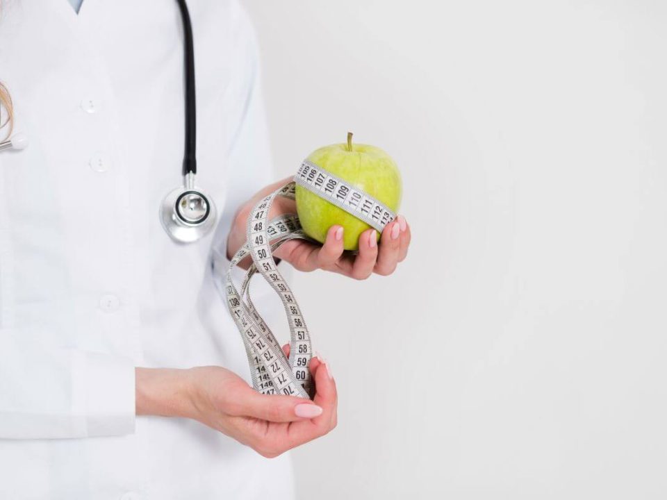 Az elhízás kezelésében alapvető kérdés, hogy elegendő-e a diéta és az életmódváltás, vagy indokolt a sebészeti beavatkozás.