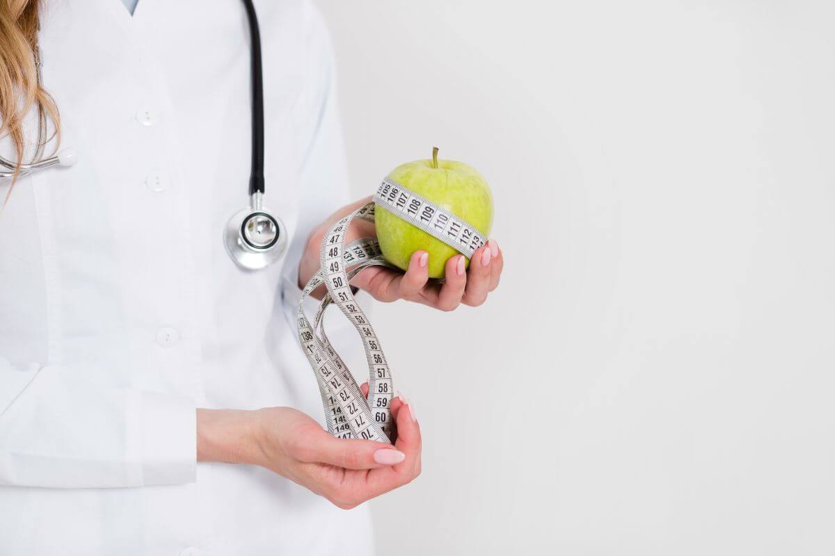 Az elhízás kezelésében alapvető kérdés, hogy elegendő-e a diéta és az életmódváltás, vagy indokolt a sebészeti beavatkozás.