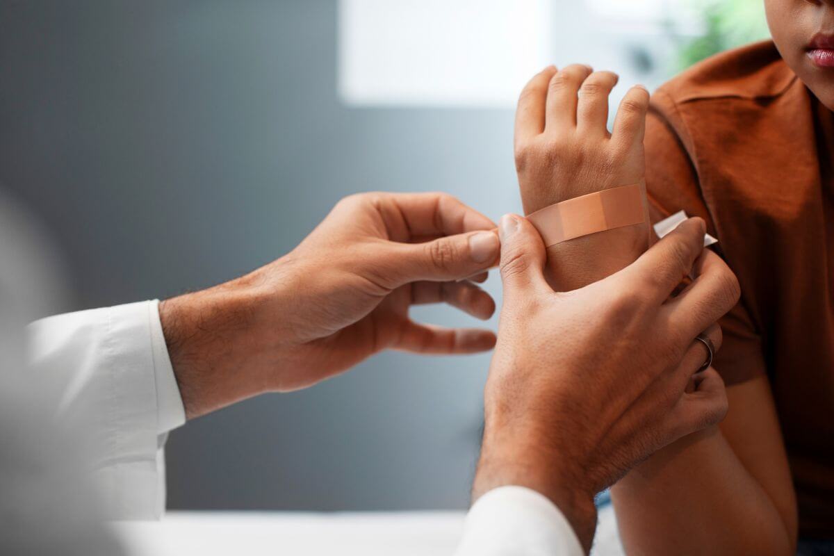 A negatív nyomásterápia egy innovatív sebkezelési módszer, amely a vákuumhatás segítségével javítja a sebek oxigénellátását, fokozza a sejtek regenerációját, és gyorsítja a gyógyulási folyamatot.