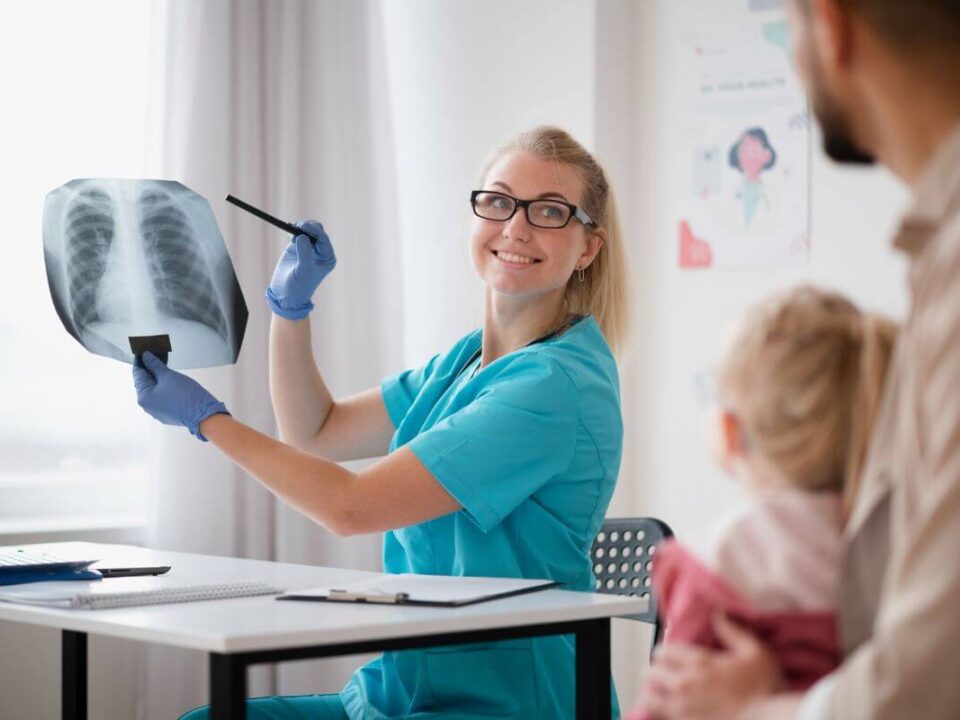 A légzésfunkciós vizsgálat és a spirometria segít objektíven felmérni a tüdő működését, a légáramlást és az esetleges légúti szűkületet.