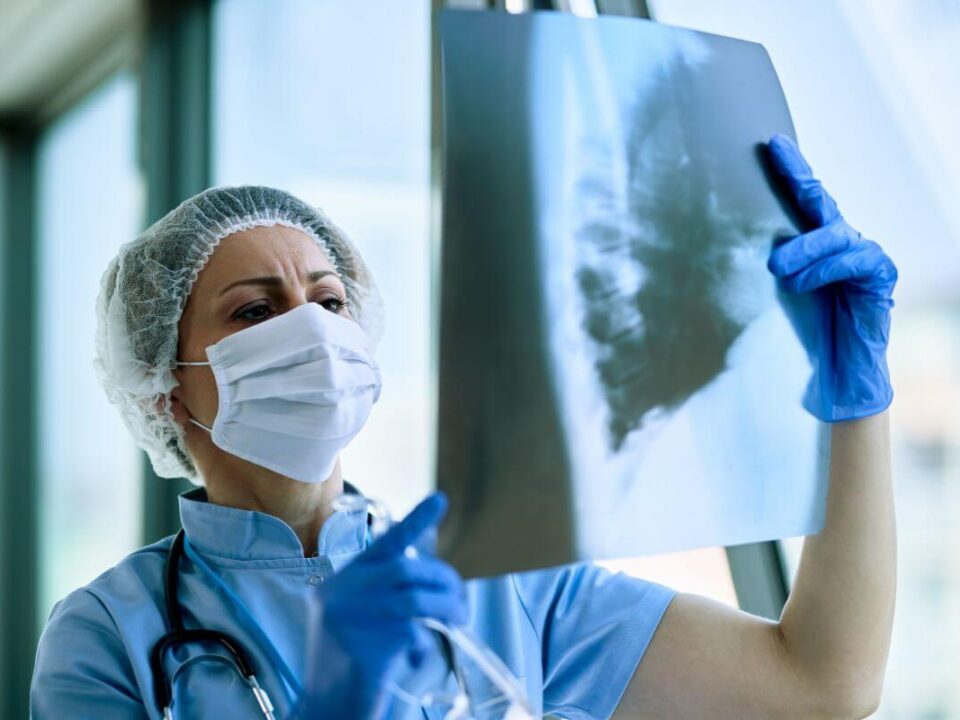 A tartós köhögés, fulladás vagy sípoló légzés hátterének feltárásában a pulmonológiai kivizsgálás segíthet.