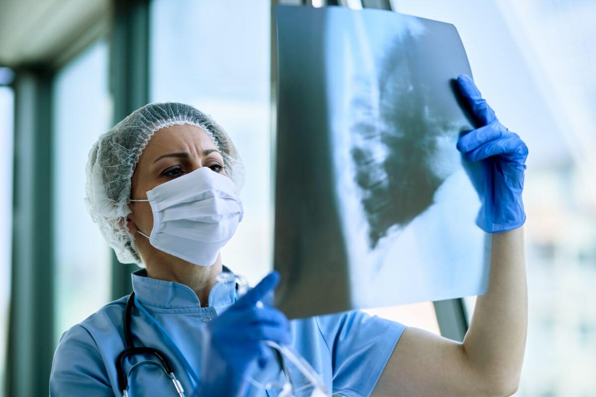 A tartós köhögés, fulladás vagy sípoló légzés hátterének feltárásában a pulmonológiai kivizsgálás segíthet.