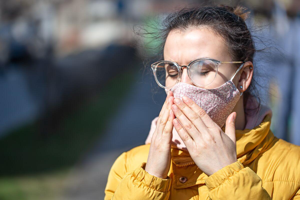 A pollenallergia nemcsak orrfolyást és tüsszögést okozhat, hanem bizonyos esetekben nehézlégzéssel, köhögéssel vagy mellkasi szorítással is járhat.