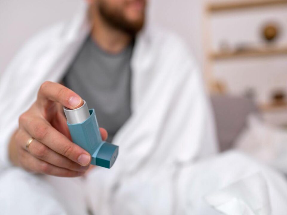 A sípoló légzés hátterében többféle légúti probléma állhat, ezért visszatérő panasz esetén fontos a pontos pulmonológiai kivizsgálás.