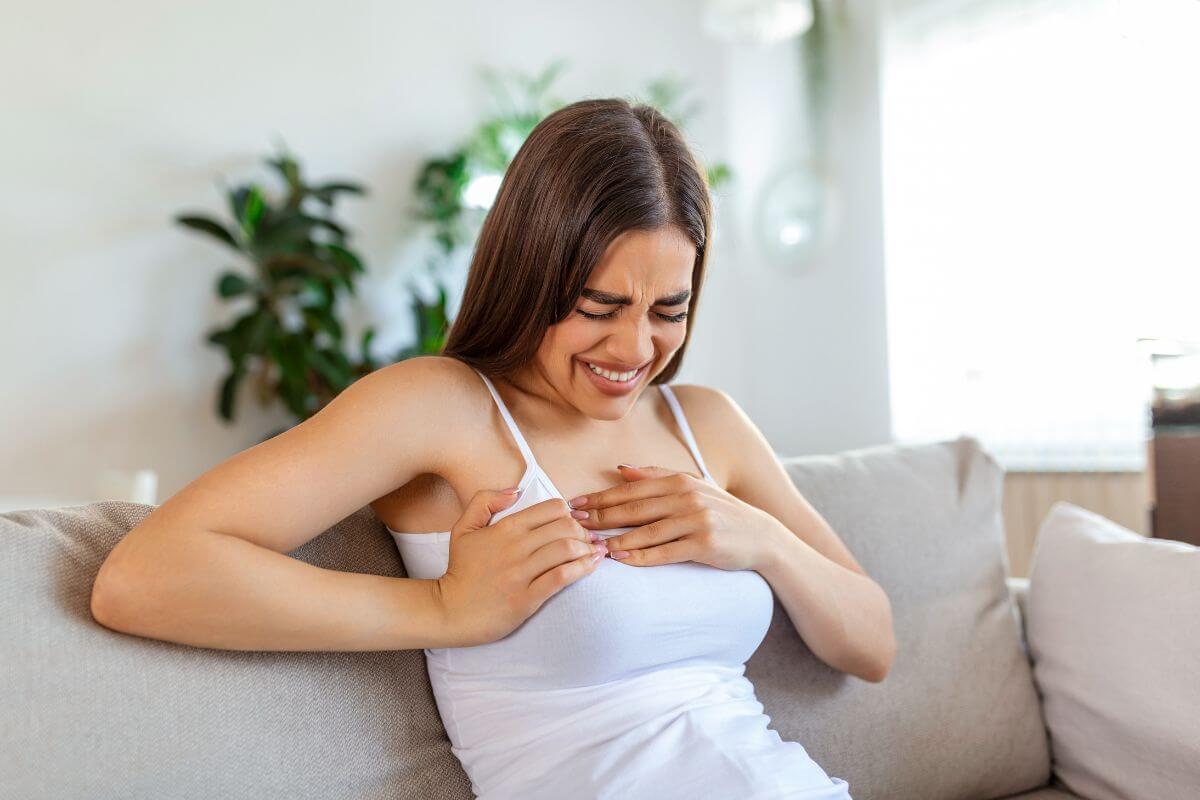 A mellkasi szorítás és nehézlégzés hátterében többféle ok állhat, ezért tartós vagy visszatérő panasz esetén érdemes célzott pulmonológiai kivizsgálást kérni.