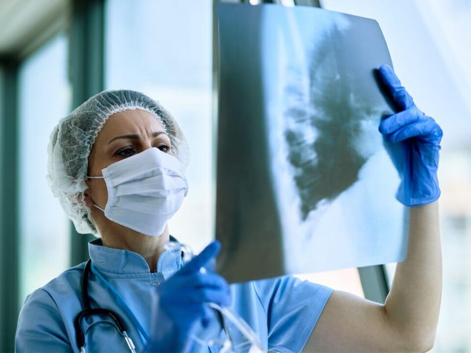 Tüdőgyulladás után a tartós köhögés, légszomj vagy gyengeség jelezheti, hogy érdemes pulmonológiai kivizsgálást kérni.