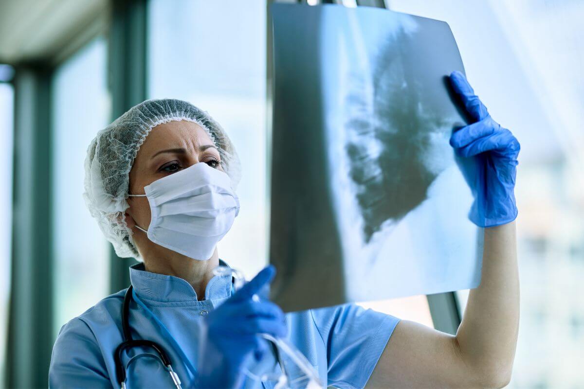 Tüdőgyulladás után a tartós köhögés, légszomj vagy gyengeség jelezheti, hogy érdemes pulmonológiai kivizsgálást kérni.